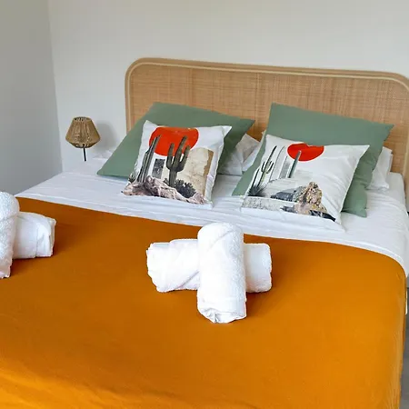 Maison Des Chenes 64 - بيت للعطل *